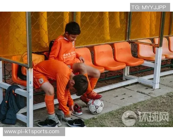 宋亚轩与顶级球星踢足球技术对比分析 展现年轻球员潜力与未来可能性